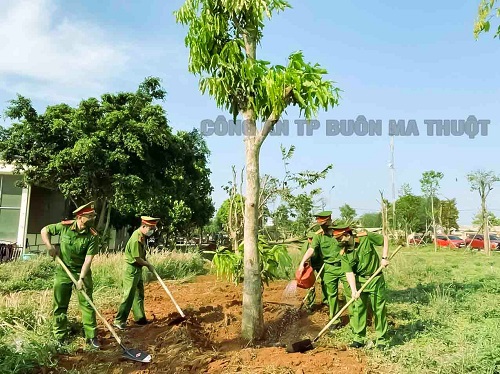Công an thành phố Buôn Ma Thuột tổ chức lễ phát động Ngày hội “Tết trồng cây” và hưởng ứng ngày môi trường thế giới năm 2022