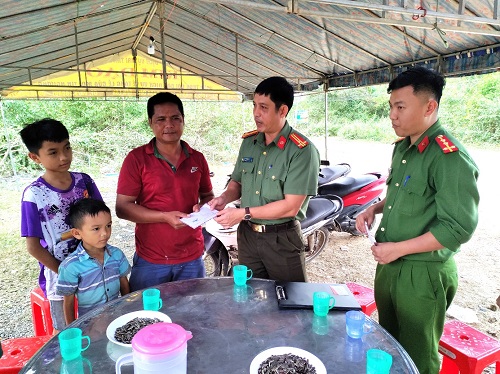 Công an Buôn Đôn hỗ trợ gia đình có hoàn cảnh đặc biệt khó khăn ở buôn Ea Mar, xã Krông Na