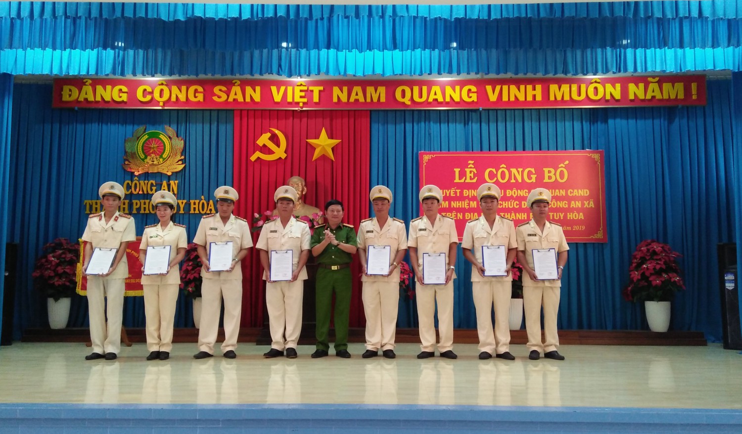 Đại tá Nguyễn Trung Nghĩa- Phó Giám đốc Công an tỉnh trao quyết định cho các đồng chí đảm nhiệm chức danh Trưởng, Phó Công an 4 xã- P.H