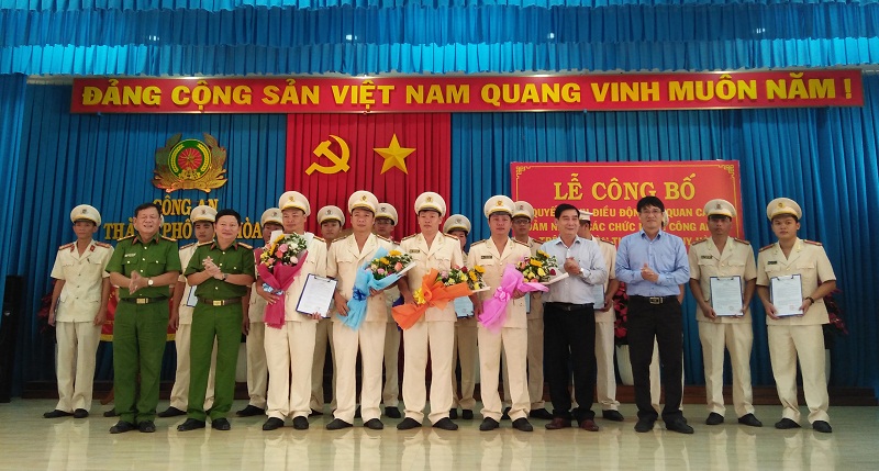 Các đồng chí lãnh đạo tặng hoa cho các đồng chí được điều động xuống cơ sở đảm nhiệm các chức danh Công an xã ở thành phố Tuy Hòa- P.H 