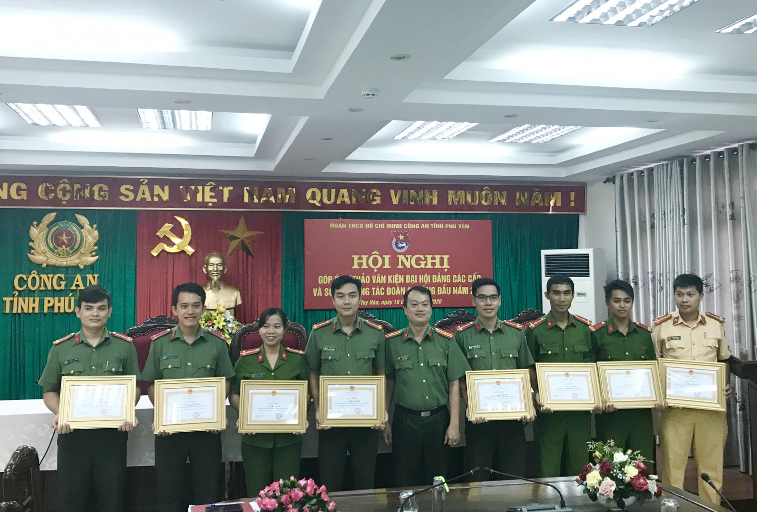 Khen thưởng các tập thể, cá nhân đã có thành tích xuất sắc trong Tháng Thanh niên năm 2020.