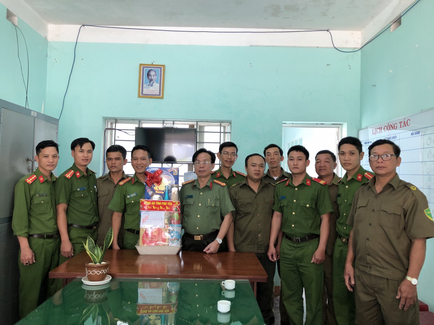 dai ta tran trong hienpho giam doc cong an tinh tang qua cho can bo chien si cong an xa xuan haih trang