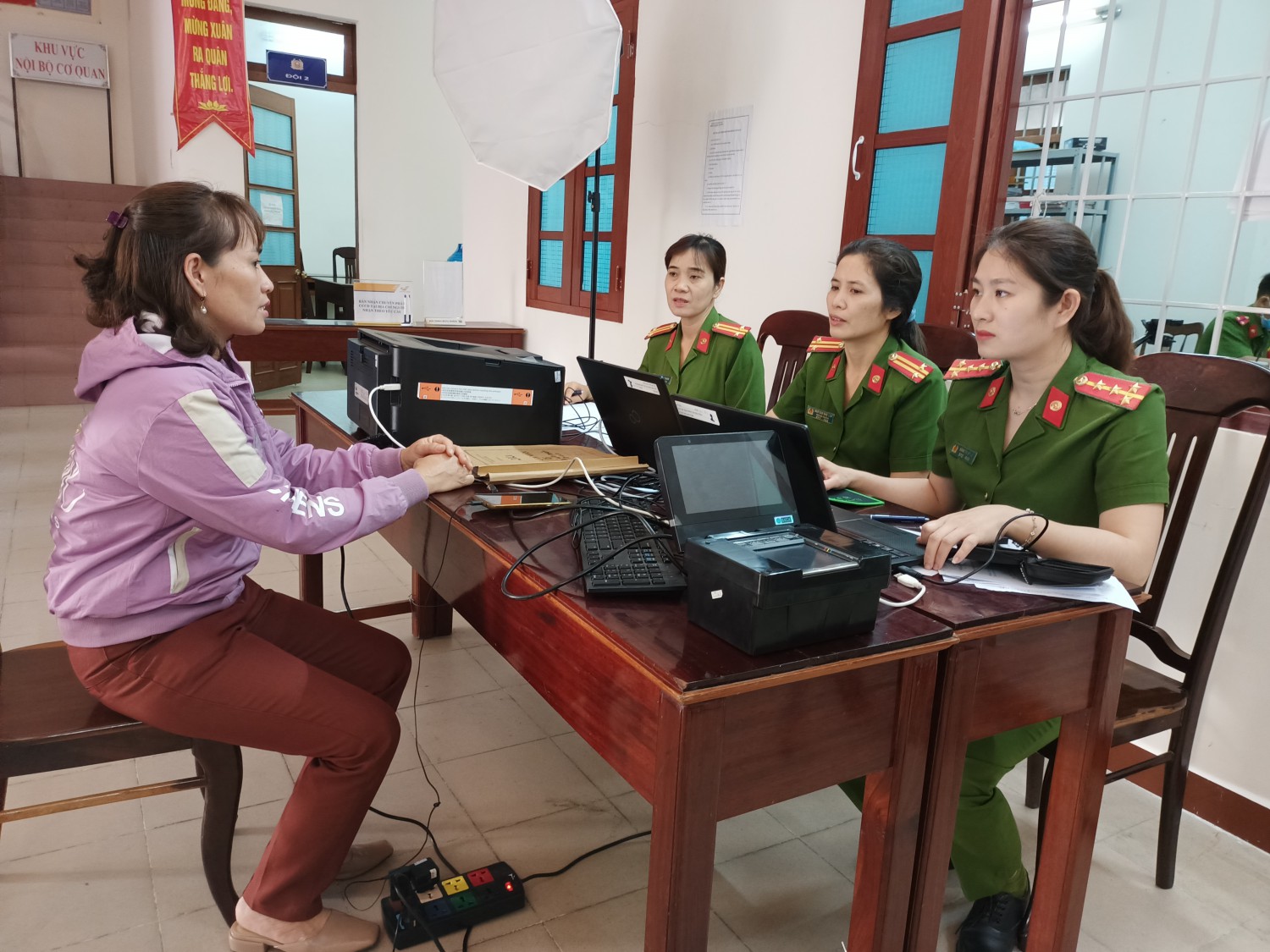 trung ta ngo cao nhu lam giua cung cac chi em trong doi huong dan nguoi dan lam thu tuc cap cccdp h