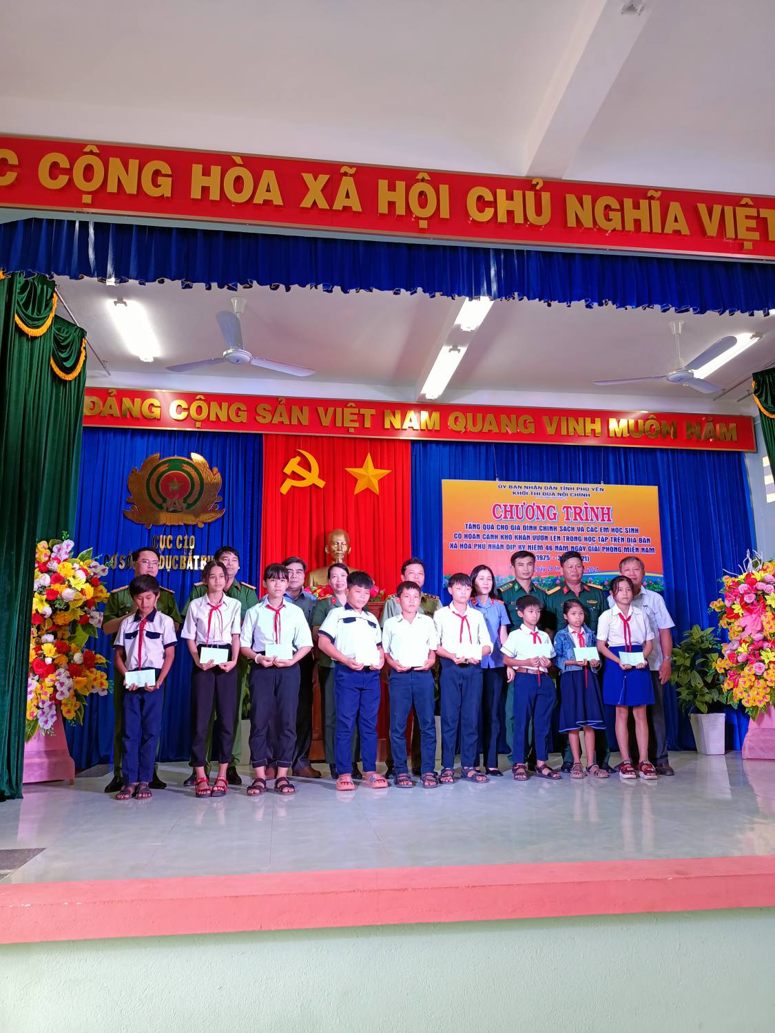 tang qua cho cac em hoc sinh o xa hoa phu