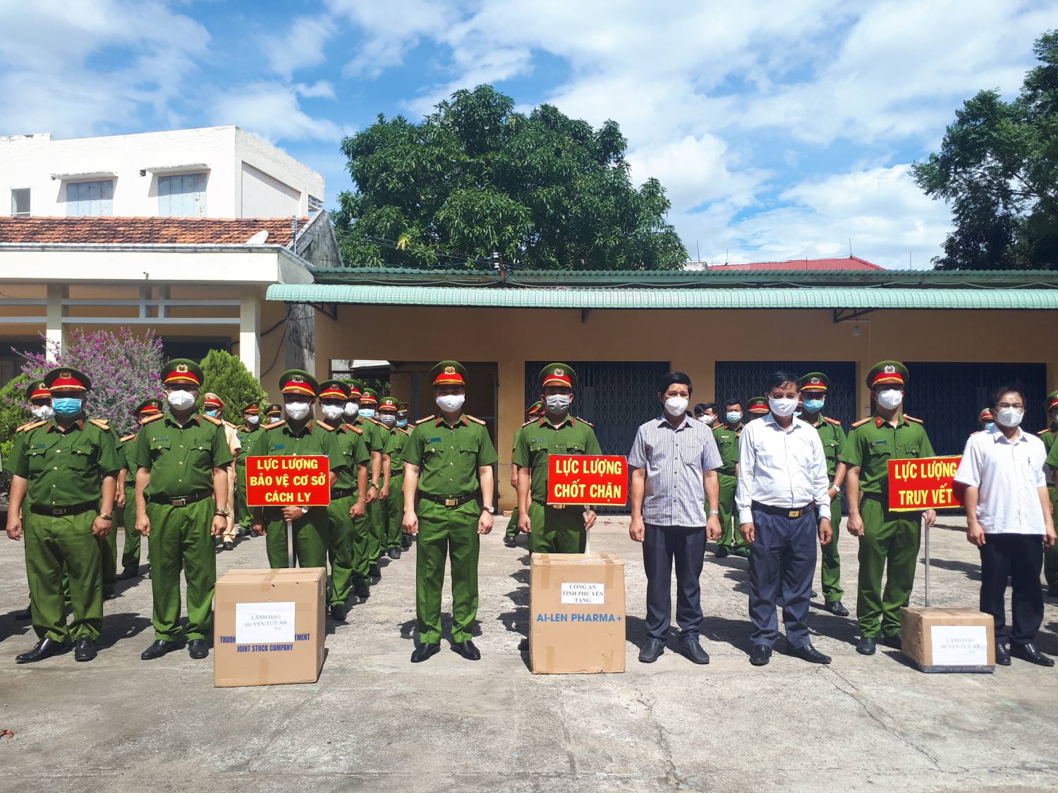 10. Lãnh đạo huyện ủy, UBND, Lãnh đạo CAT tặng vật phẩm y tế