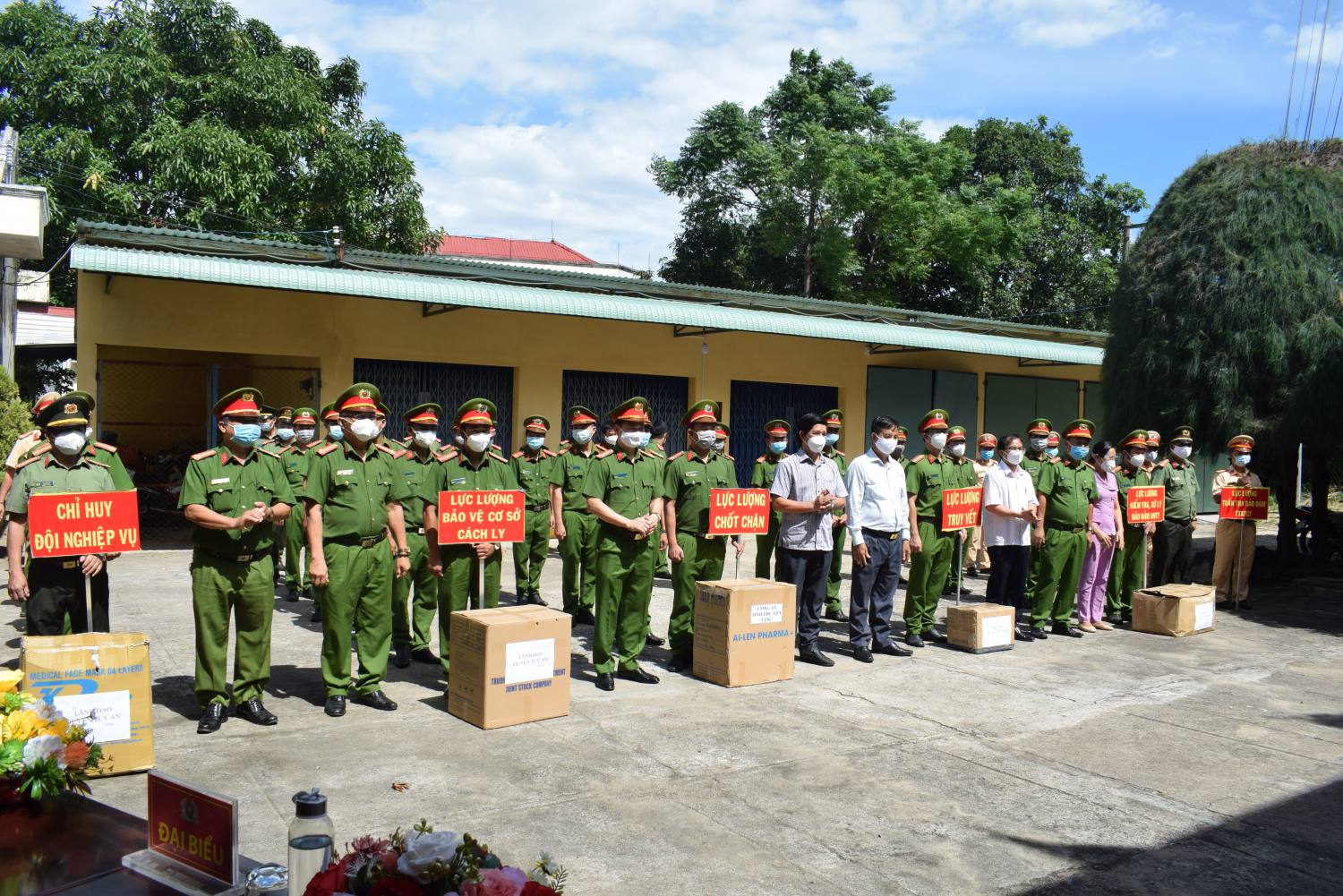 11. Tặng vật phẩm y tế