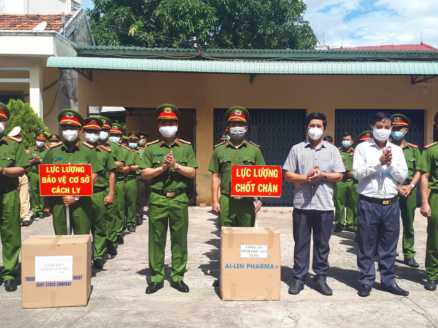 11. Tặng vật phẩm y tế