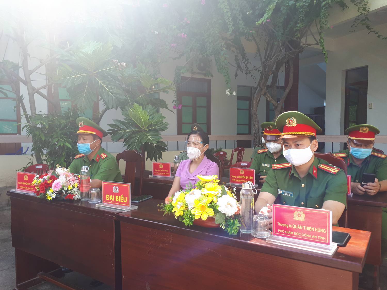9. Đại biểu lắng nghe