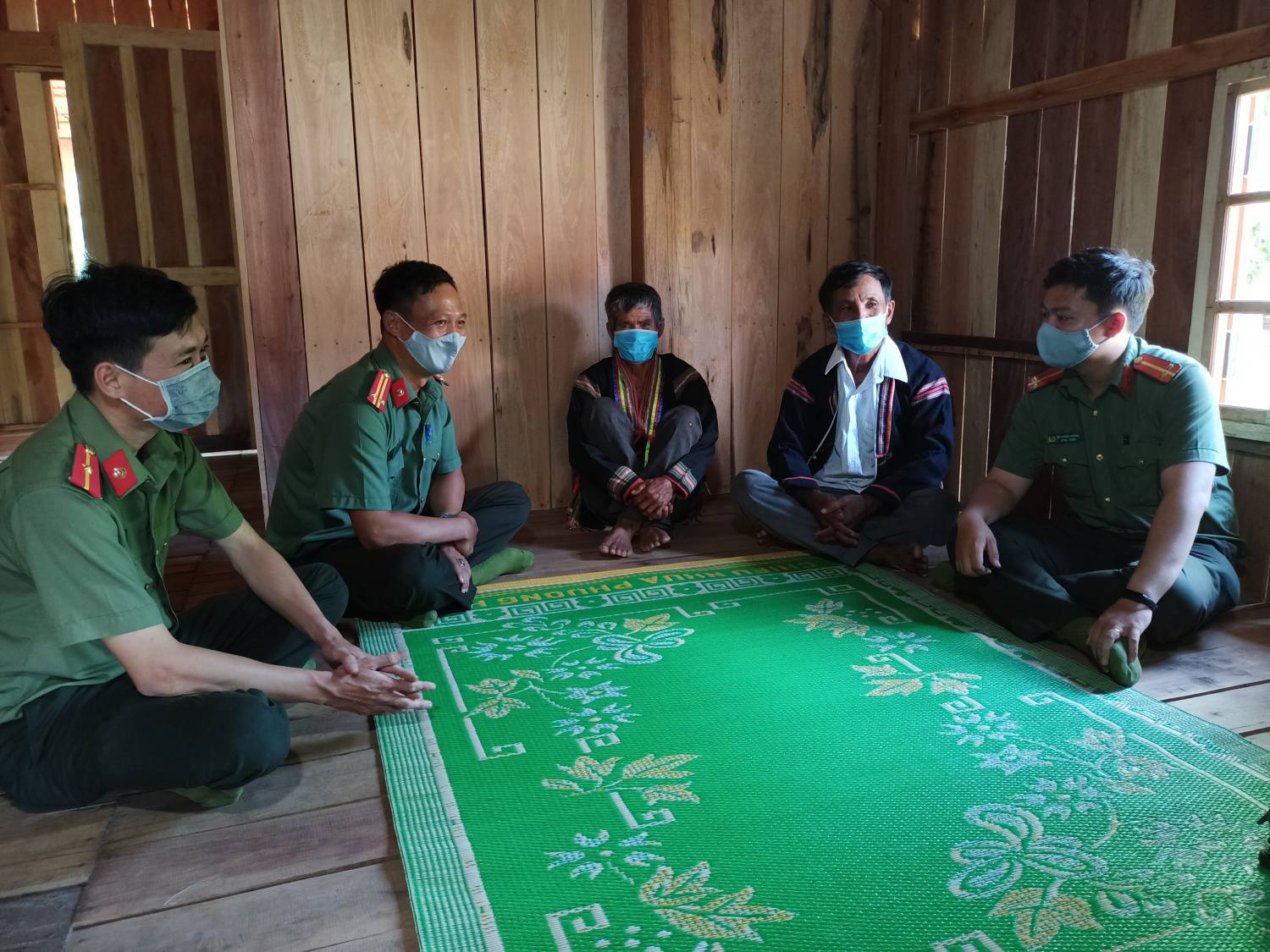 ma nghia thu hai tu phai sang cung gia lang ma hien trao doi cong tac voi can bo an ninh cong an huyen son hoa