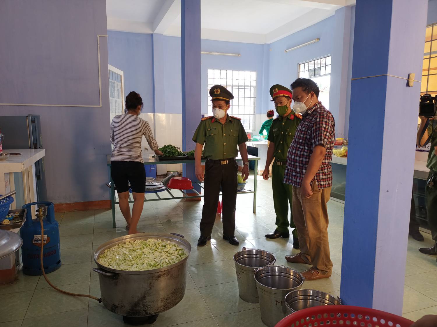 lanh dao tham bep an tinh que