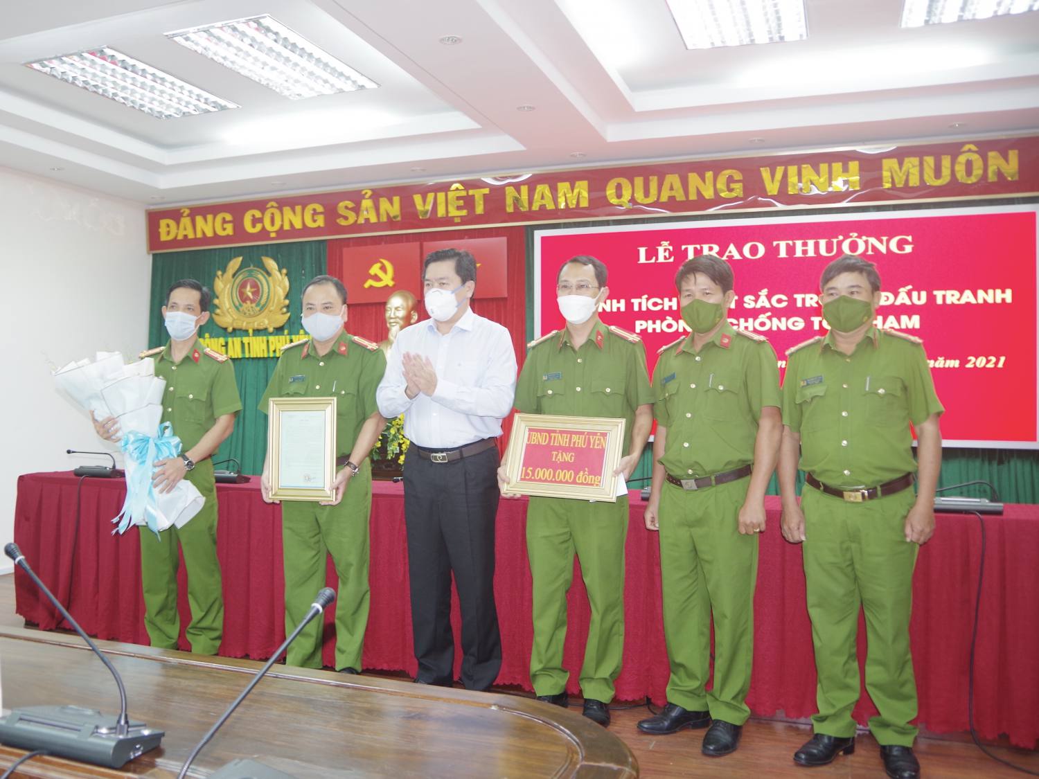 dc chu tich trao thu khen va tien thuong