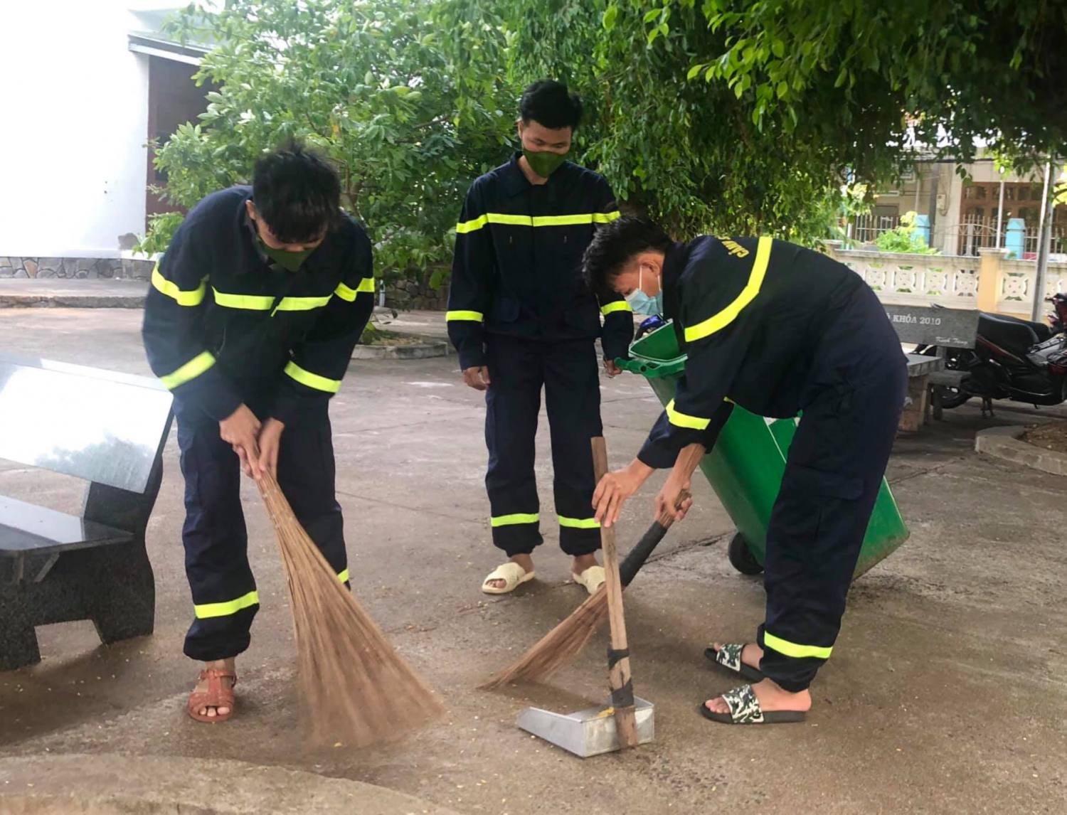 Hình 2 - Đoàn cơ sở Phòng Cảnh sát PCCC và CNCH tổ chức “Ngày chủ nhật xanh” tại đơn vị