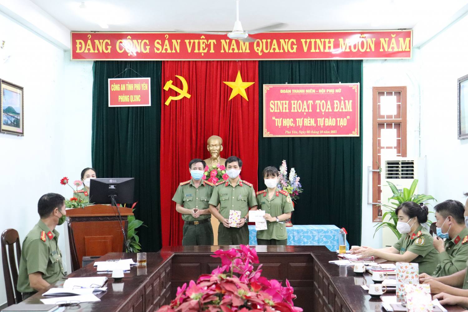 Trao giải cho các đội Nhất, Nhì, Ba