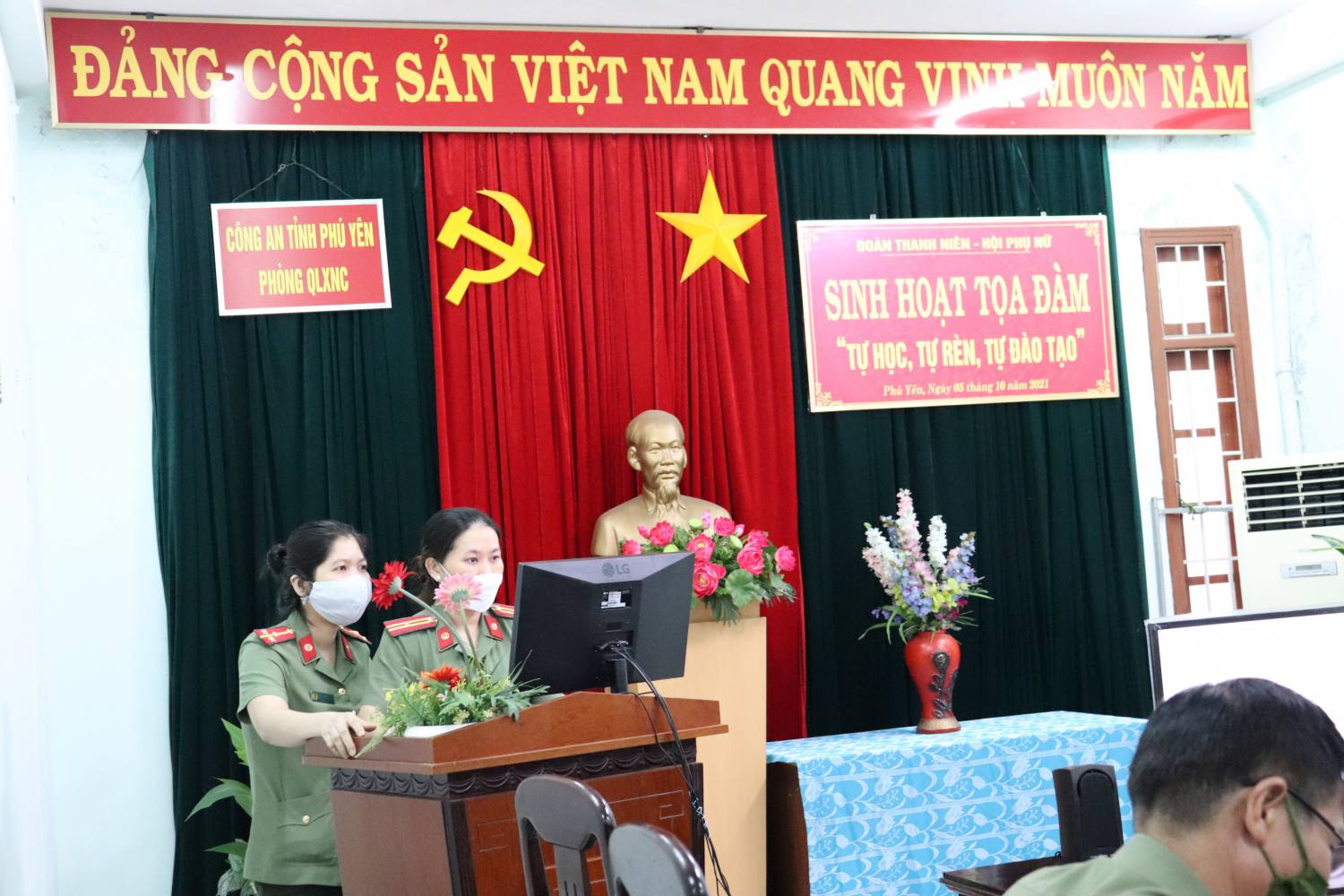 Các đội thi tìm hiểu kiến thức