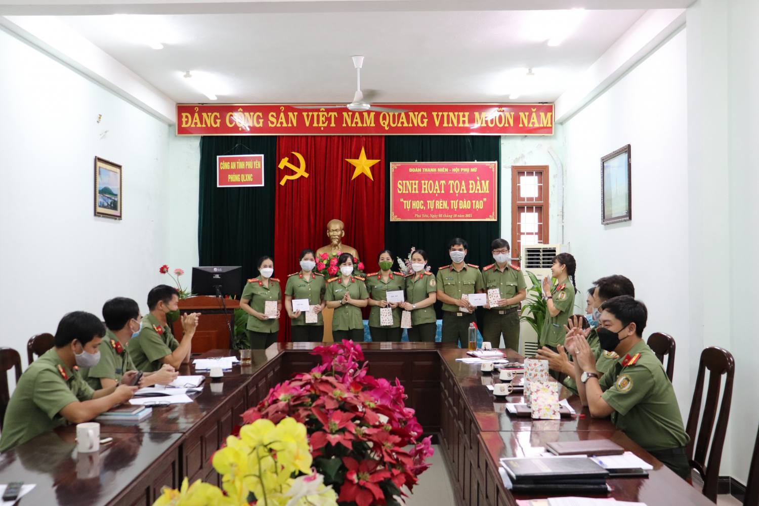 Trao giải cho các đội Nhất, Nhì, Ba