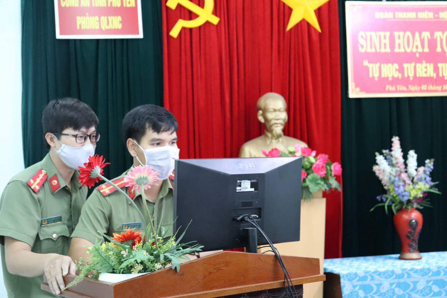 Các đội thi tìm hiểu kiến thức