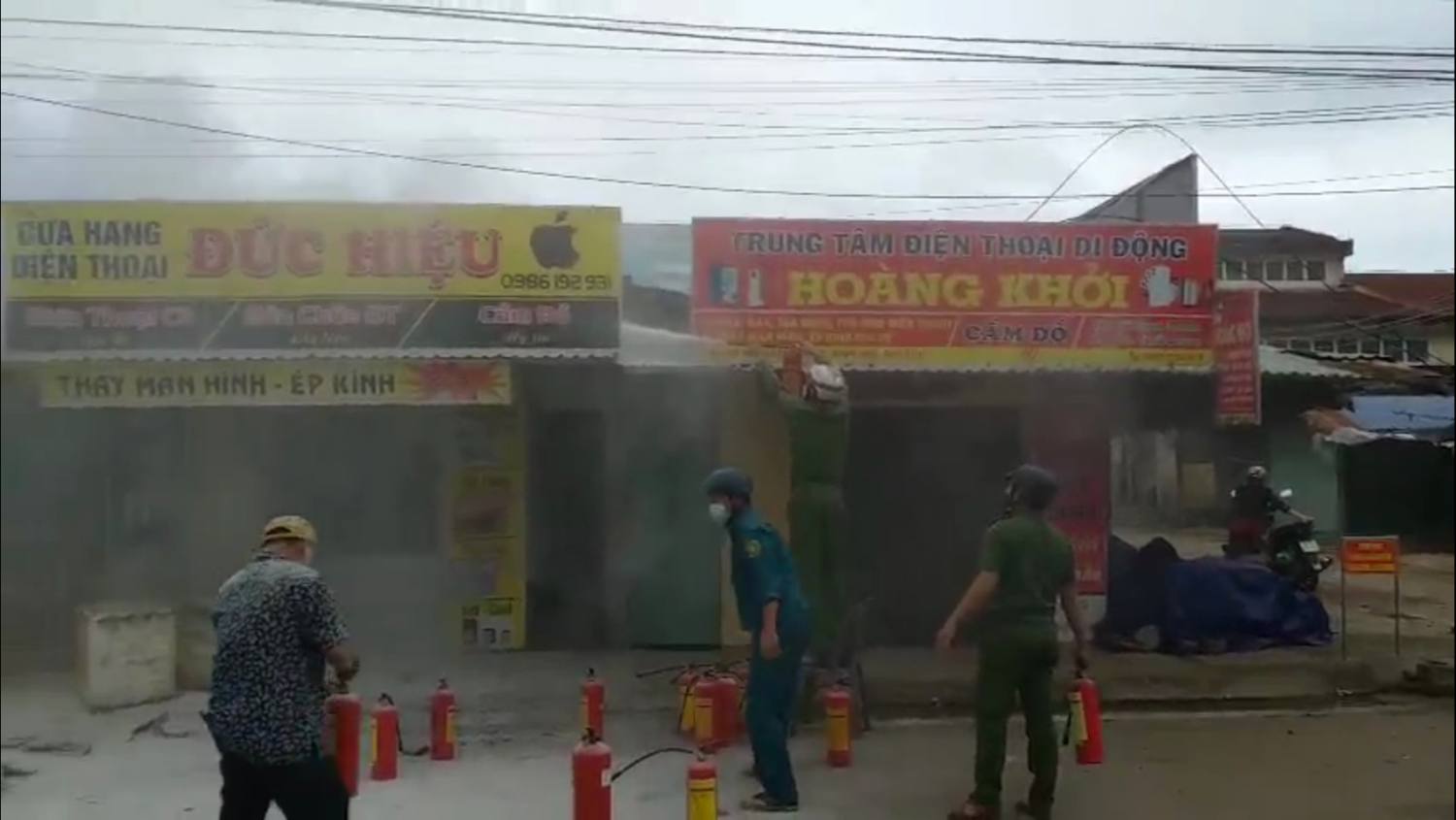 cong an phuong hoa xuan tay phoi hop voi dan phong tham gia chua chay cho