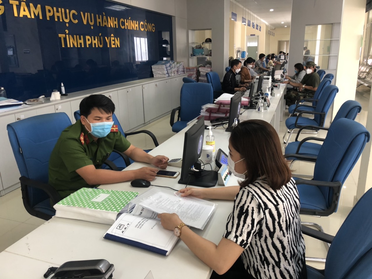 can bo cspccc huong dan nguoi dan lam cac thu tuc hanh chinh 1