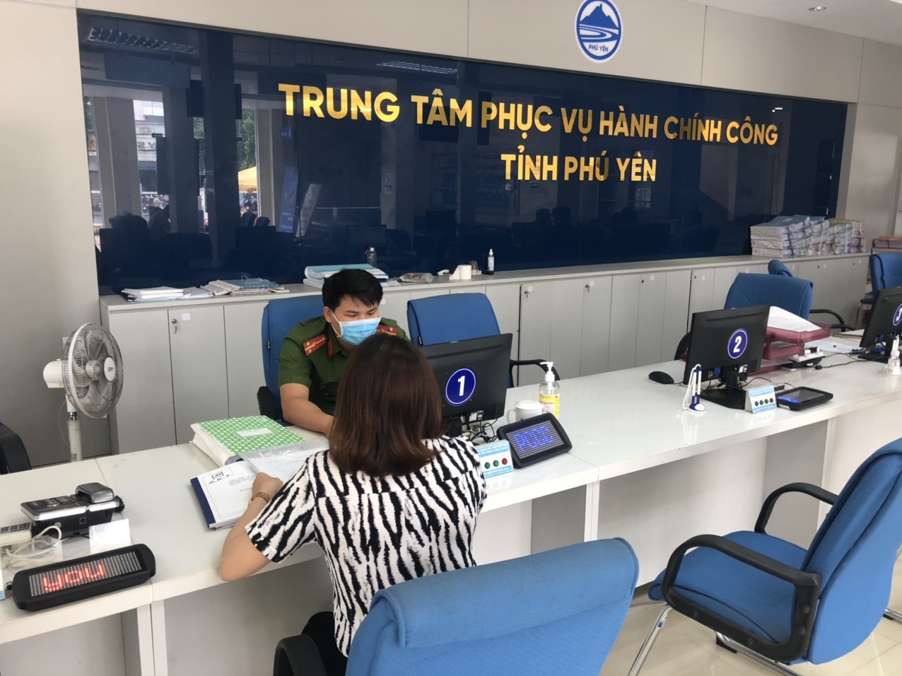 can bo cspccc huong dan nguoi dan lam cac thu tuc hanh chinh 3