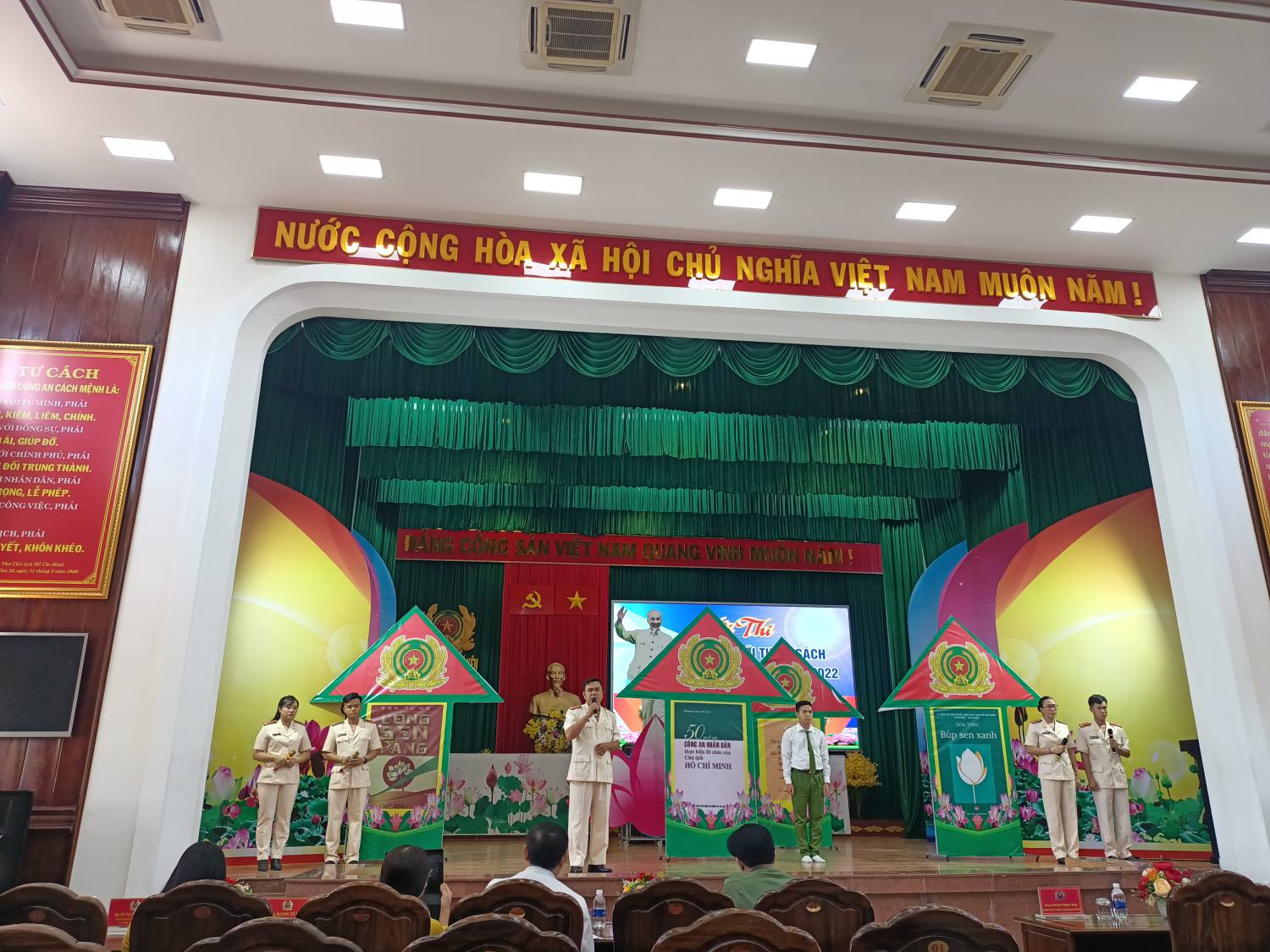 phan thi gioi thieu sach cua ca huyen tuy an