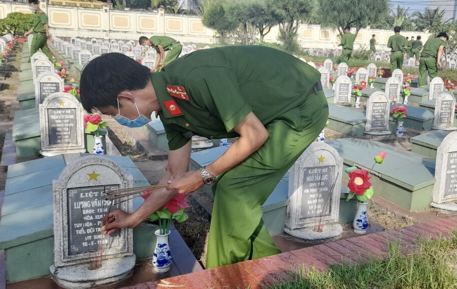 Tuổi trẻ Công an tỉnh dâng hương, tu tảo Nghĩa trang liệt sỹ tỉnh