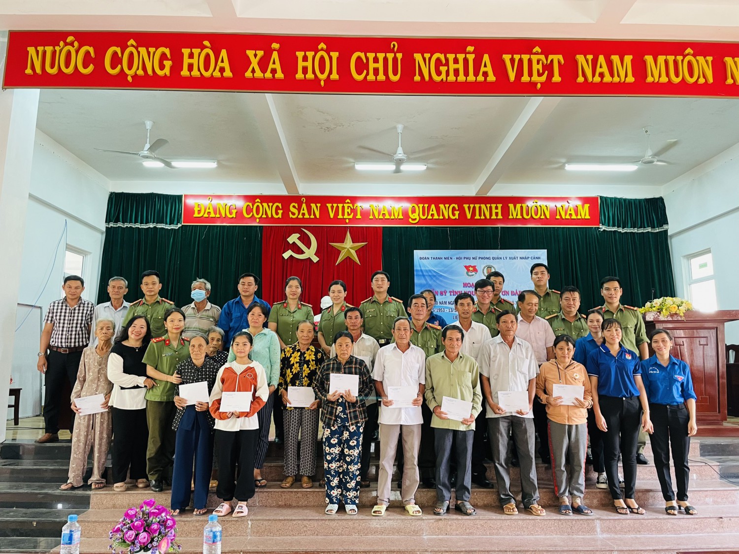 PHÒNG QUẢN LÝ XUẤT NHẬP CẢNH HOẠT ĐỘNG NGHĨA TÌNH TẠI XÃ AN NGHIỆP, HUYỆN TUY AN