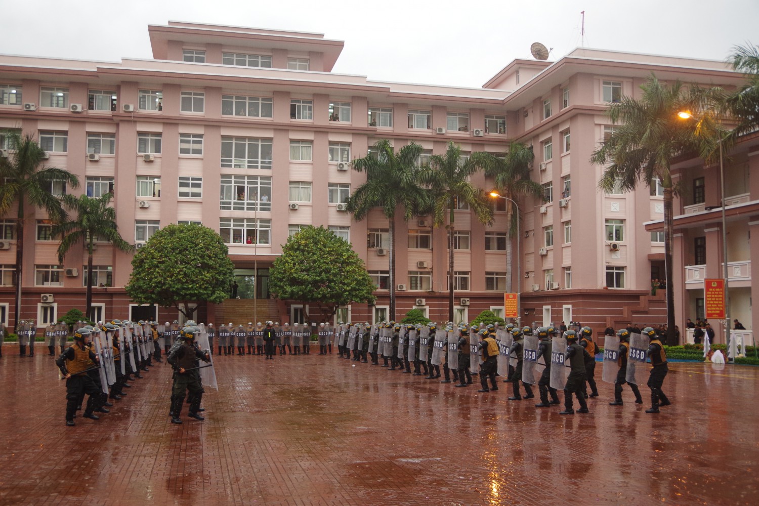 Các chiến sĩ Tiểu đoàn CSCĐ biểu diễn tại buổi lễ thành lập