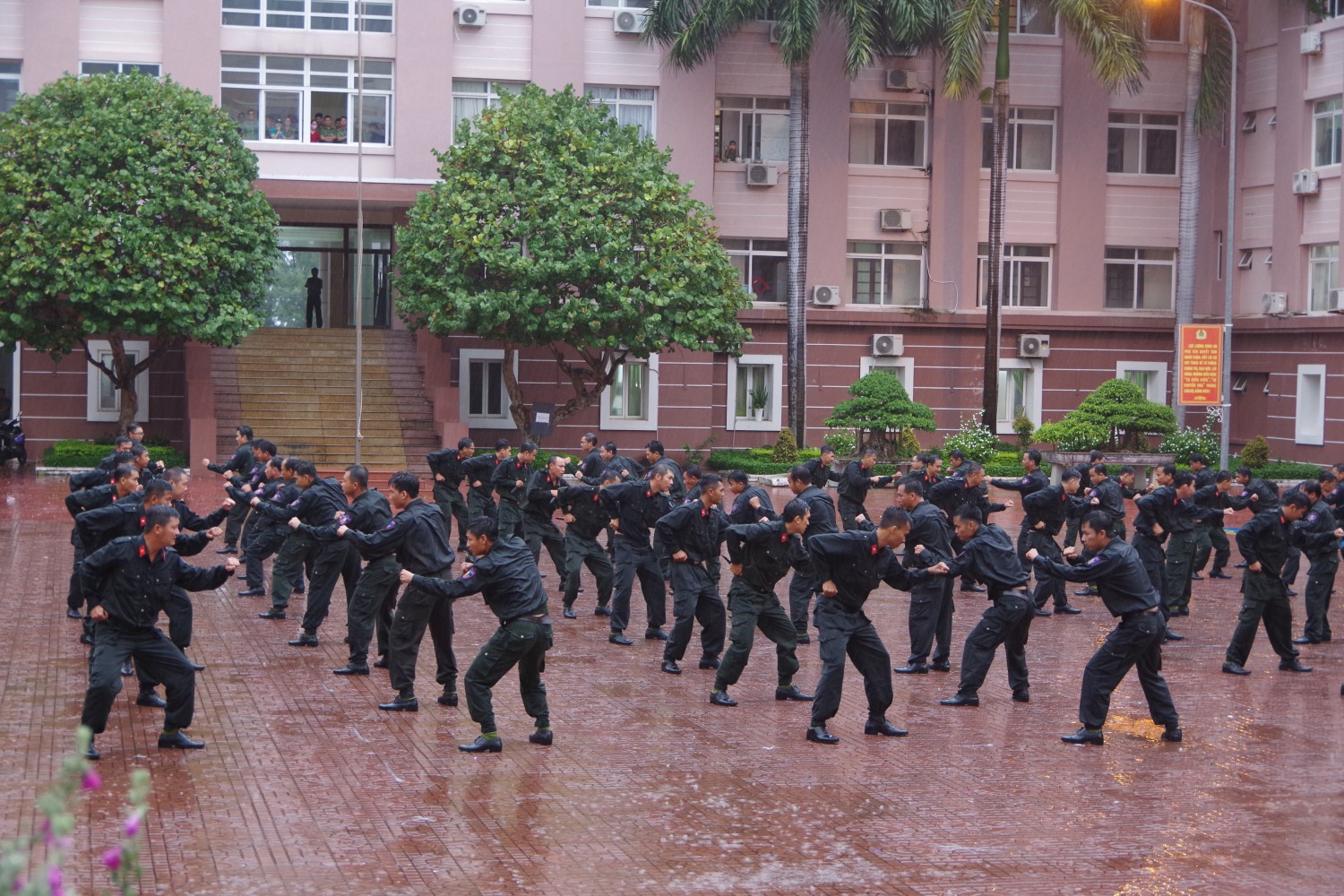 Các chiến sĩ Tiểu đoàn CSCĐ dự bị chiến đấu biểu diễn tại buổi lễ thành lập