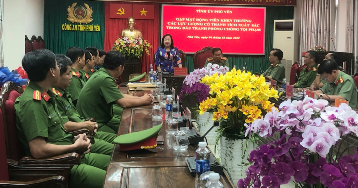 Đc Cao Thi Hoa An phat bieu tai buoi gap mat