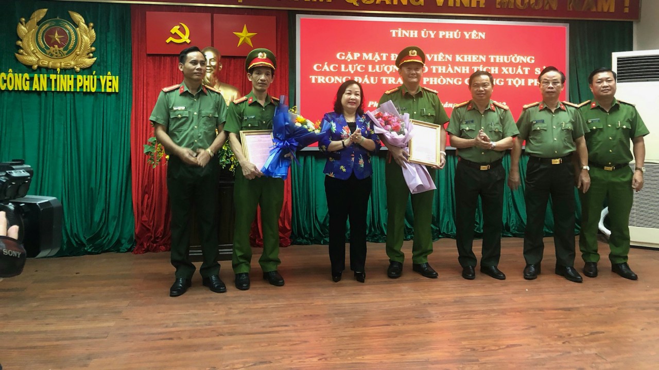 Dc Cao Thi Hoa An trao Thu khen và tăng hoa cho Cong an Phú Yen