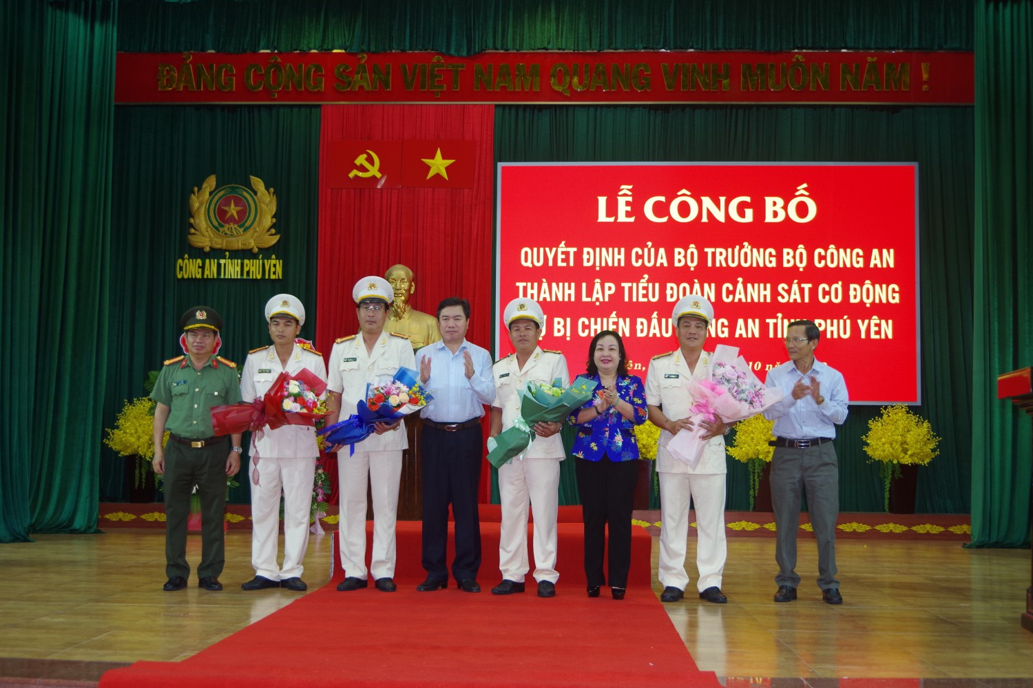 Lãnh đạo Tỉnh ủy, UBND tỉnh tặng hoa chúc mừng Công an tỉnh nhân dịp thành lập Tiểu đoàn CSCĐ dự bị chiến đấu