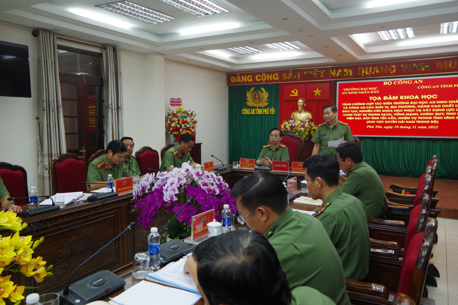 Đại tá, PGS, Tiến sĩ Đặng Ngọc Toàn Phó hiệu trường trường Đại học ANND phát biểu tại hội thảo khoa học