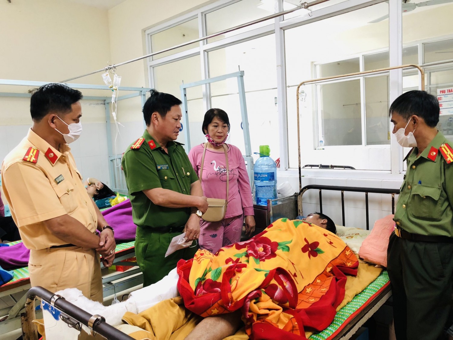 Đại tá Nguyễn Thái Hoàng thăm hỏi, động viên đại uý Nguyễn Mạnh Hùng