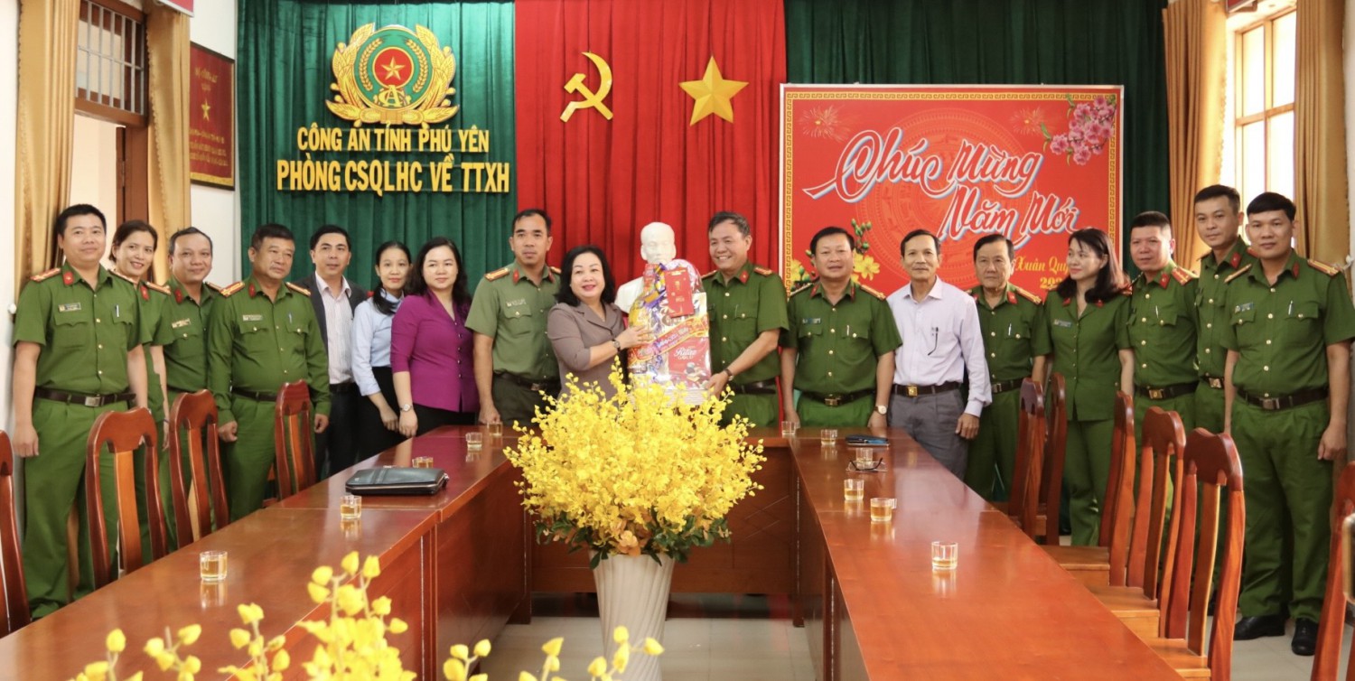 Đồng chí Cao Thị Hoà An thăm tặng quà Phòng Cảnh sát quản lý hành chính về trật tự xã hội