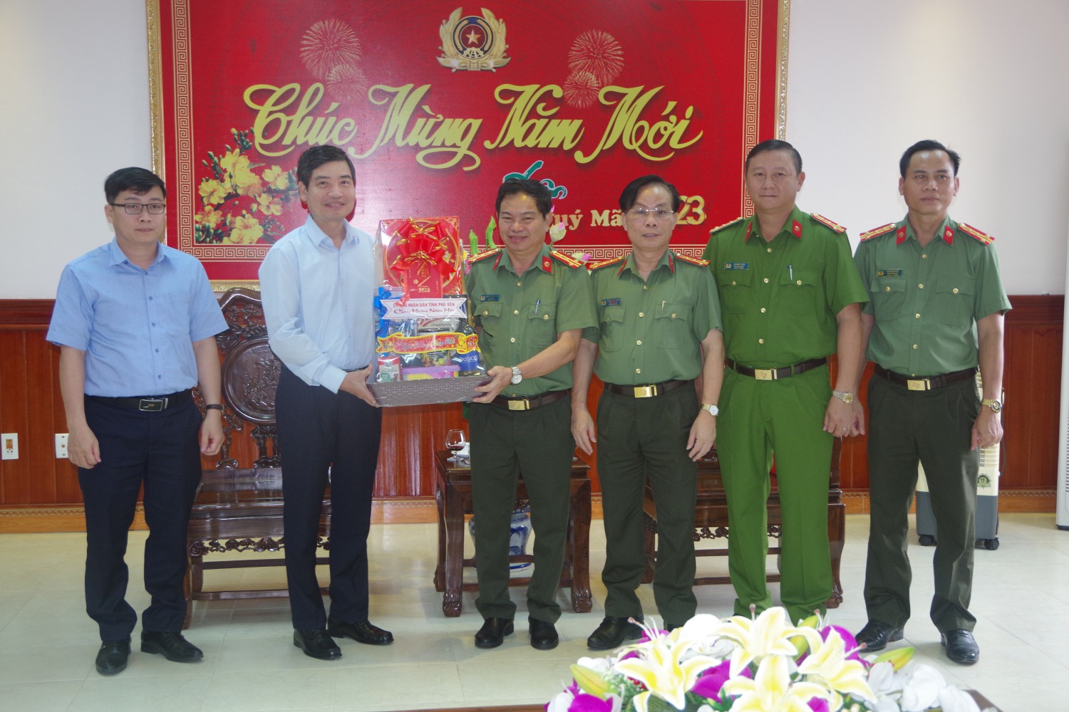 Đồng chí Tạ Anh Tuấn tặng quà cho Ban Giám đốc Công an tỉnh