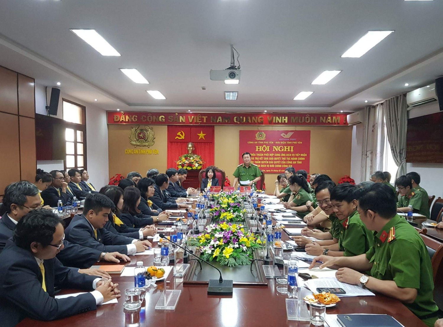 Tổ chức Hội nghị ký kết Thỏa thuận phối hợp giữa Công an tỉnh và  Bưu điện tỉnh về cung ứng dịch vụ tiếp nhận hồ sơ và trả kết quả giải quyết  thủ tục hành chính thuộc thẩm quyền giải quyết của Công an tỉnh  qua dịch vụ bưu chính công ích