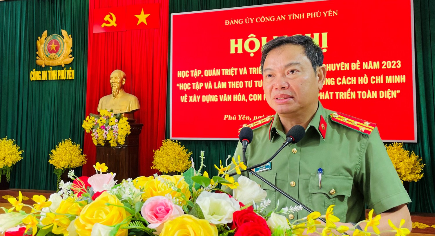 Đại tá Phan Thanh Tám - Ủy viên BTV Tỉnh ủy, Bí Thư Đảng ủy, Giám đốc Công an tỉnh Phú Yên phát biểu tại hội nghị