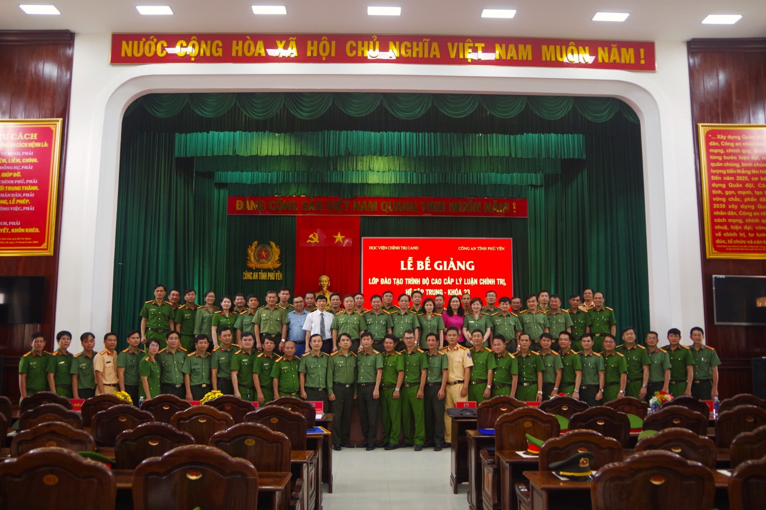 Các đại biểu và toàn thể học viên chụp ảnh lưu niệm