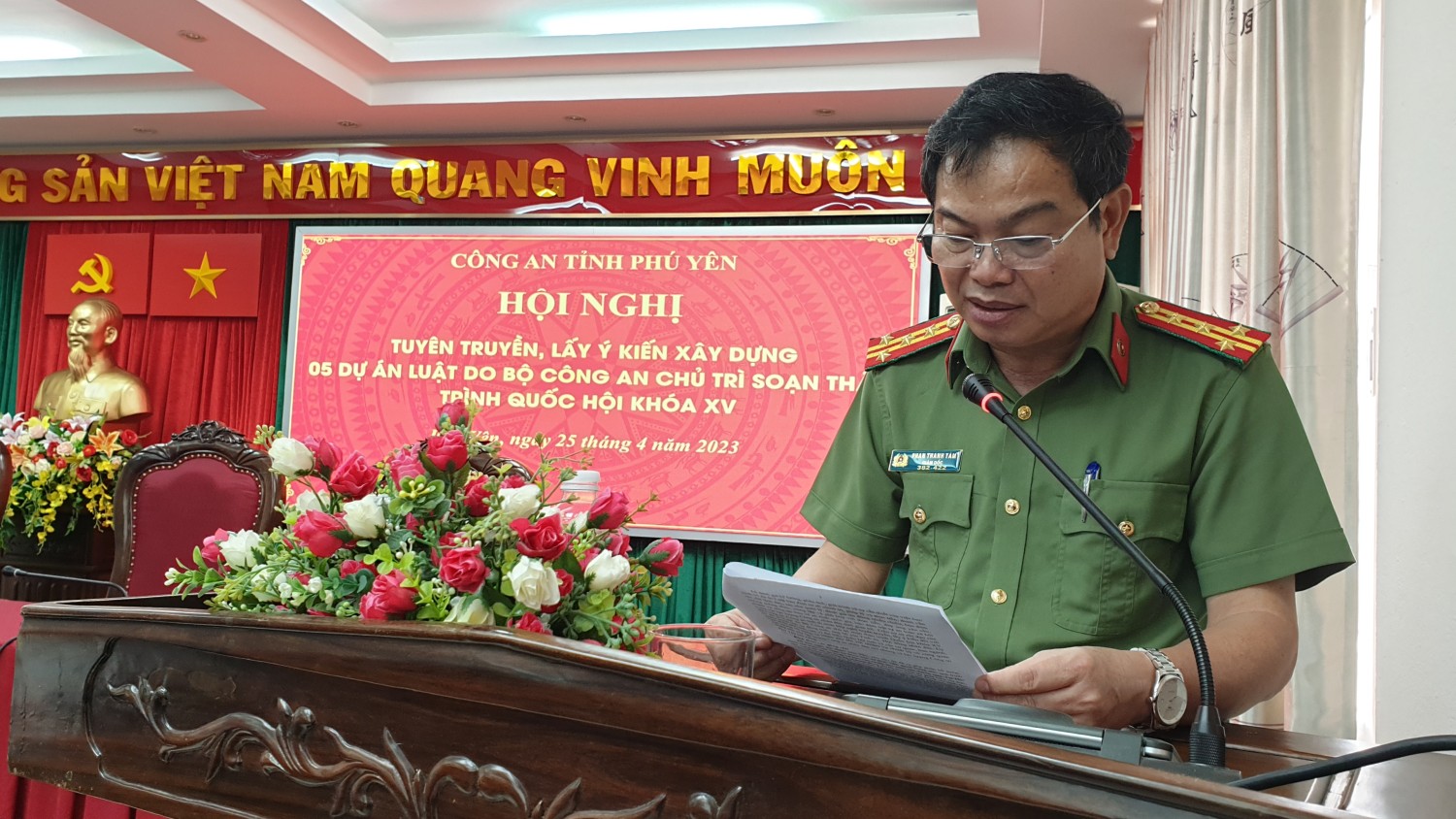 Đại tá Phan Thanh Tám Giám đốc Công an tỉnh phát biểu tại hội nghị