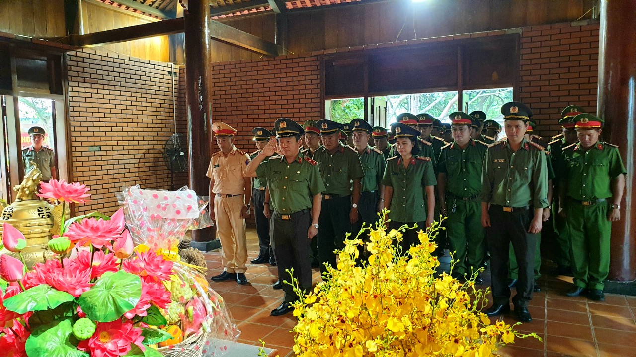 Dâng hoa, dâng hương tại Nhà thờ Bác Hồ