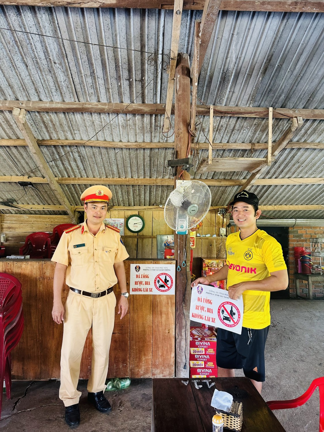 Khẩu hiệu tuyên truyền Đã uống rượu, bia, không lái xe để nhắc nhở người dân chấp hành nghiêm