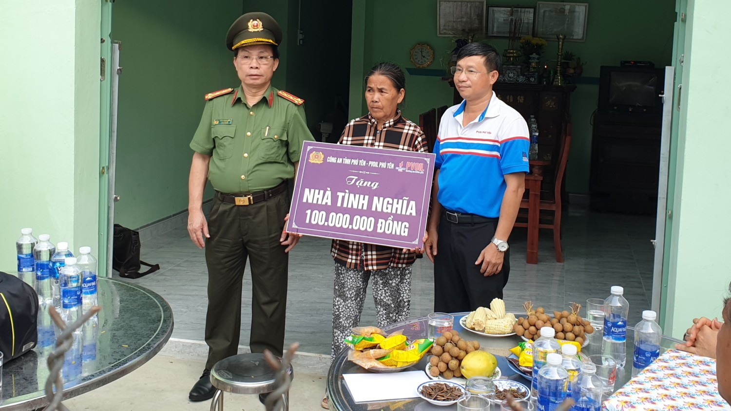 Lãnh đạo Công an tỉnh và Công ty CP xăng dầu Dầu khí Phú Yên trao nhà tình nghĩa cho gia đình bà Nguyễn Thị Sáu