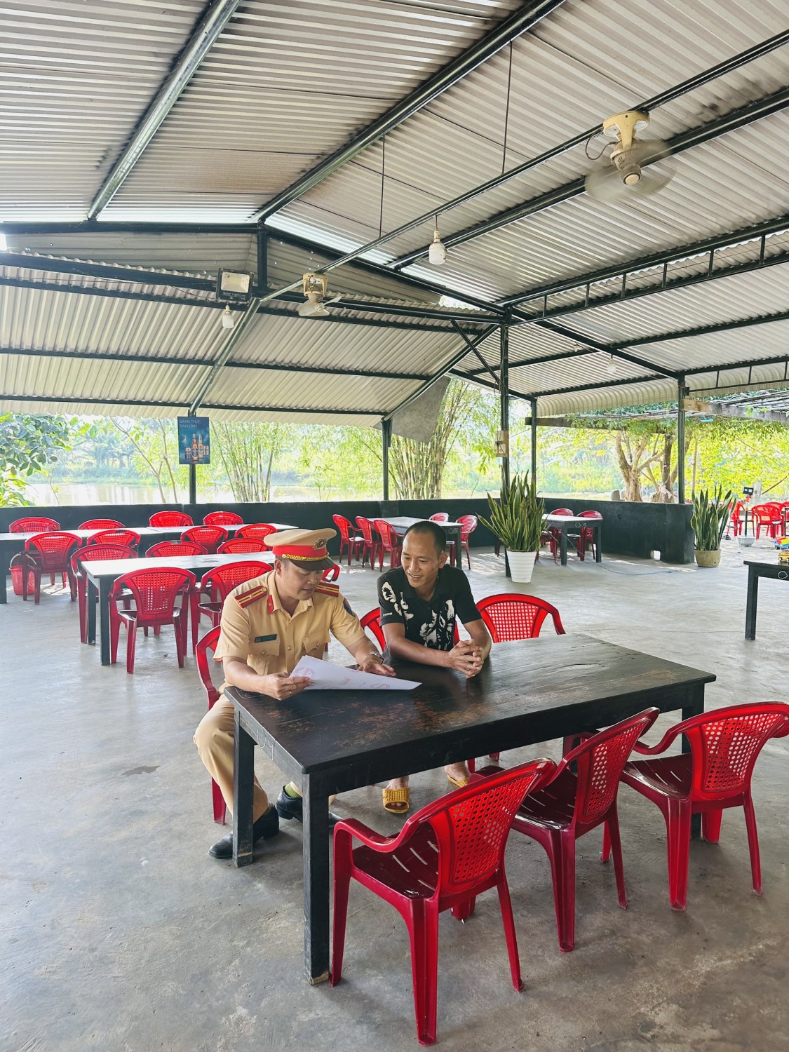 Lực lượng CSGT vận động các chủ nhà hàng, quán ăn thực hiện các biện pháp tuyên truyền, nhắc nhở khách hàng không tự lái xe sau khi sử dụng rượu, bia