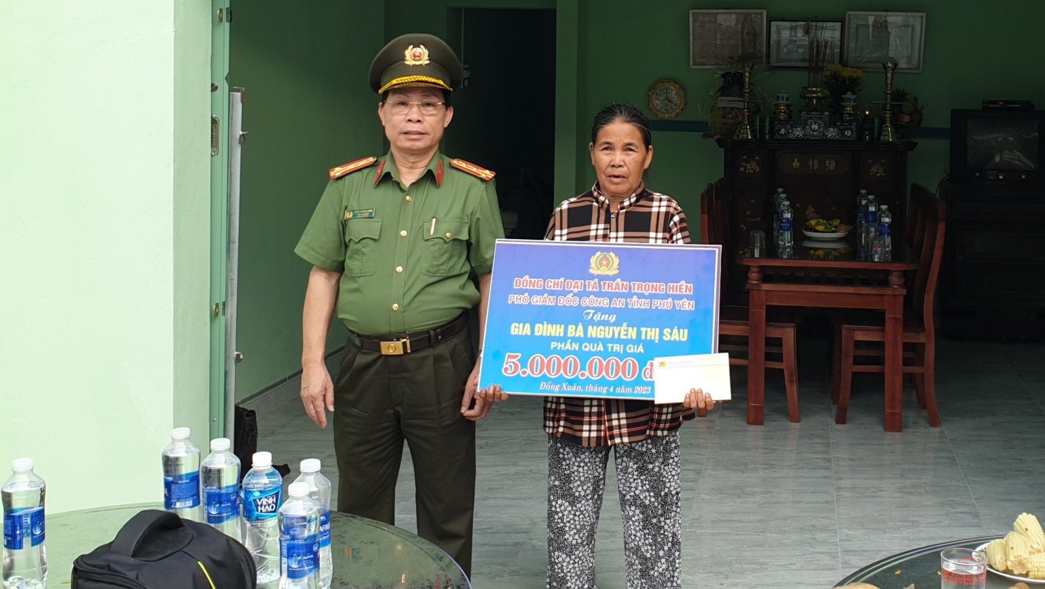 Phần quà của cá nhân Đại tá Trần Trọng Hiền