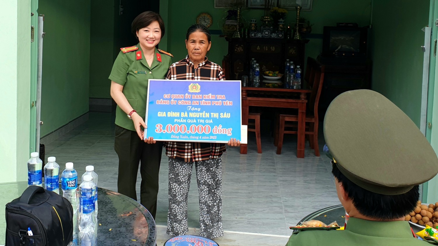 Phần quà của Cơ quan Uỷ ban kiểm tra Đảng uỷ Công an tỉnh