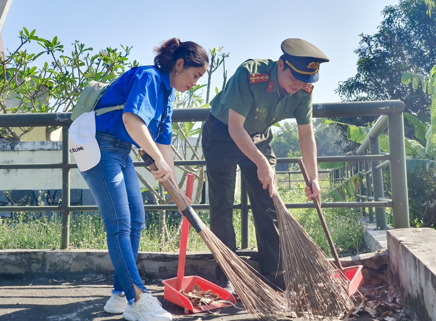 Thu dọn rác thải bảo vệ môi trường 3