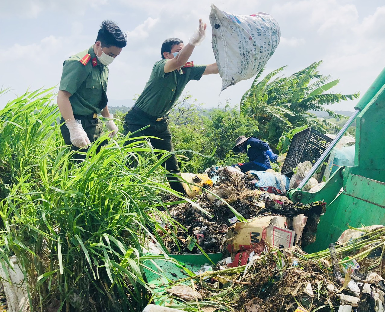 Thu dọn rác thải bảo vệ môi trường