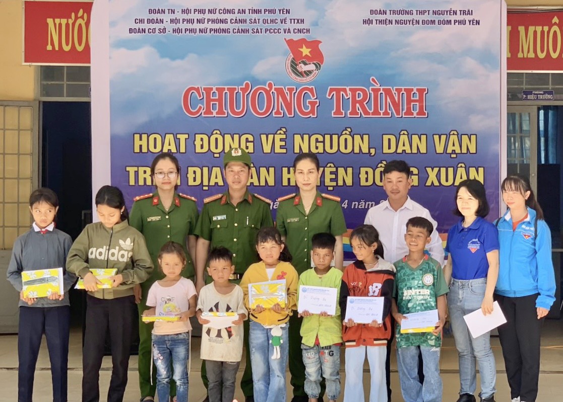 Trao quà cho trẻ em nghèo vượt khó, học giỏi 4