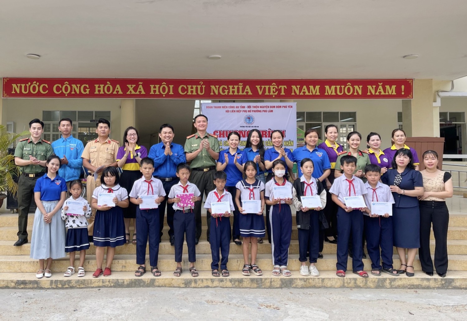 Trao quà cho trẻ em nghèo vượt khó, học giỏi