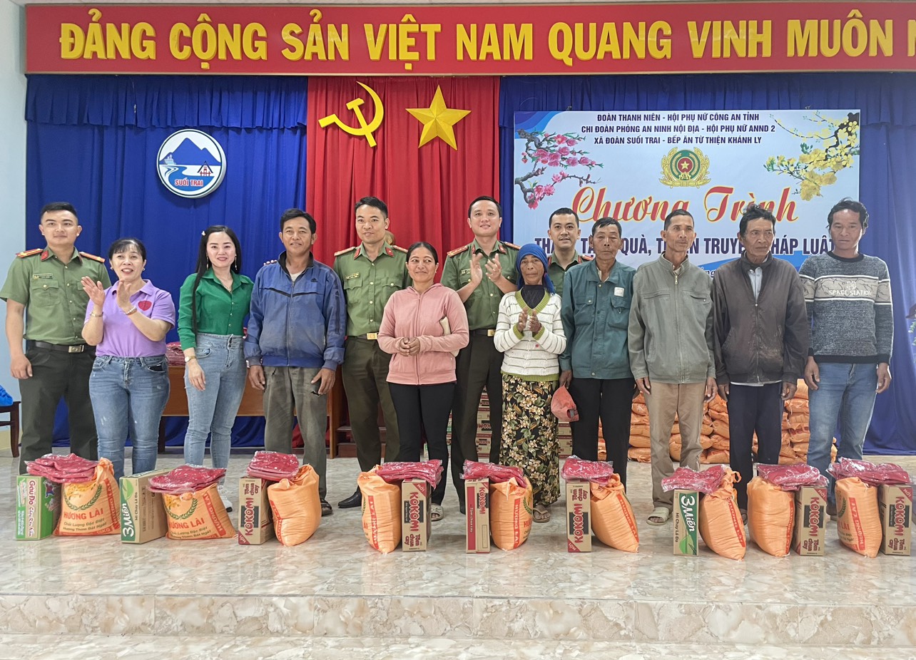 Trao tặng quà, chia sẻ khó khăn với các hộ nghèo, chính sách 2